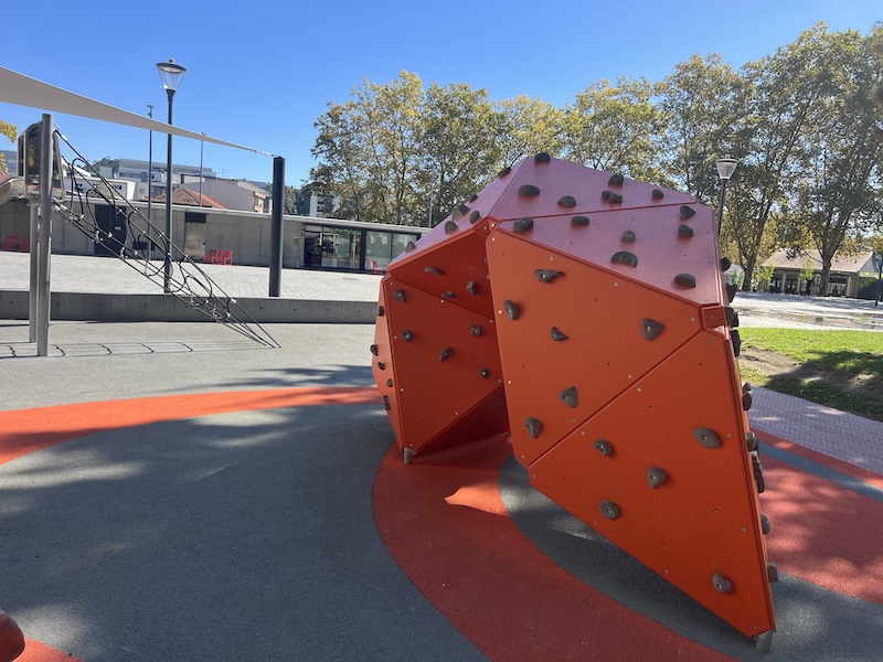 Estrutura de escalada em parque municipal